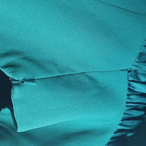 Vera Wang White Emerald Green Maxi Gown, one shoulder,  belted, front slit - Picture 8 of 12